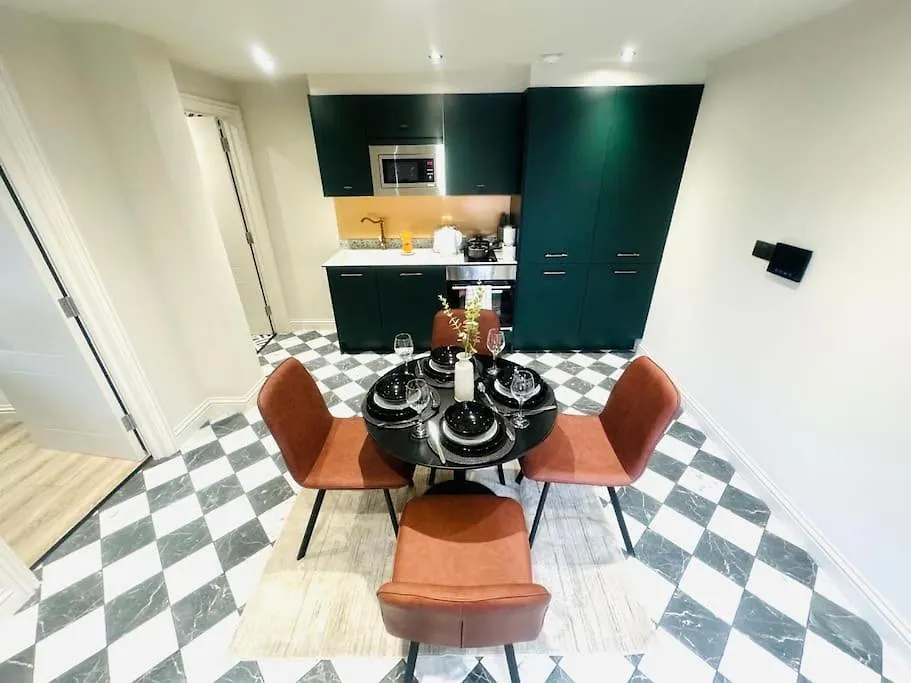 London 99 Apartment, Top Trendy Location D 0*,